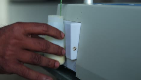 análisis y ensayo de productos lácteos en un dispositivo moderno. laboratorio de ensayo de una fábrica de leche