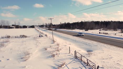 Toma-Aérea-De-Un-Camión-Quitanieves-Limpiando-Nieve-En-La-Carretera-Después-De-Una-Tormenta-De-Nieve,-Brampton,-Ontario,-Canadá,-2023