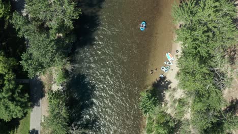 Drohnenaufnahmen-Von-Menschen,-Die-Im-Sommer-Den-Boise-River-Hinuntertreiben