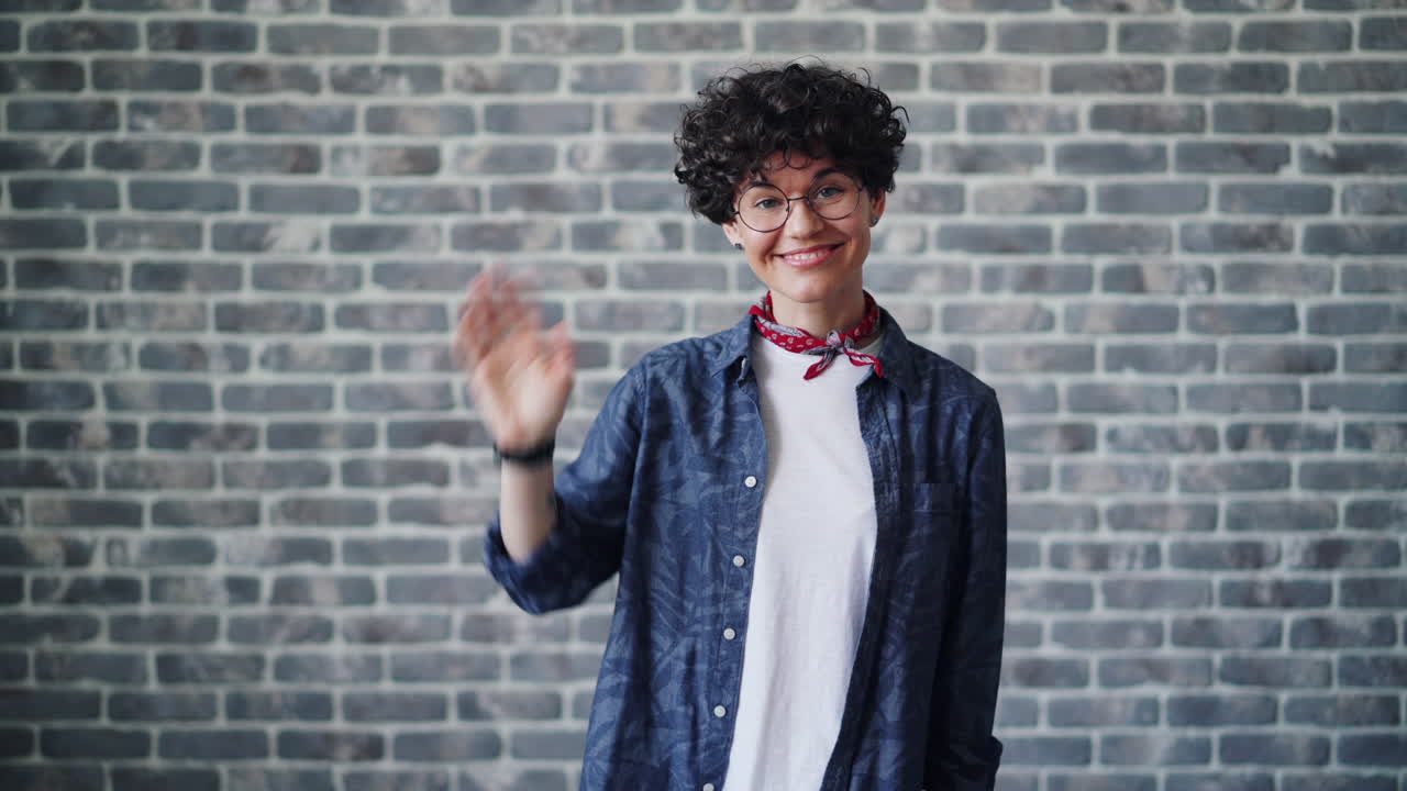 una mujer saludando.