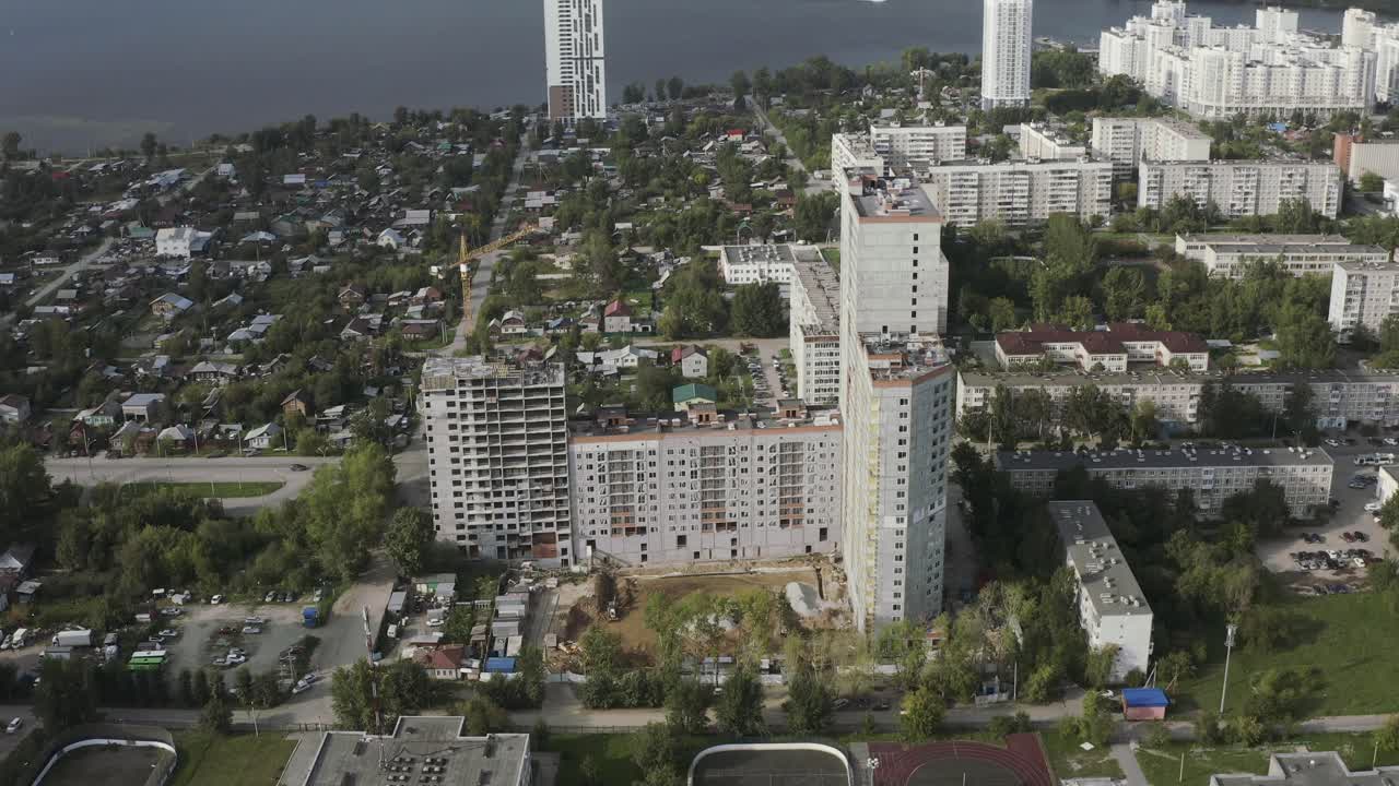 vista aérea de una ciudad con apartamentos de gran altura y edificios residenciales en construcción