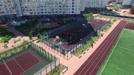 vista aérea clase de deportes de entrenamiento infantil en la cancha de baloncesto en el patio de la escuela