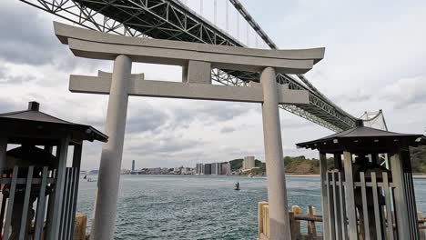 gran puerta de piedra torii frente al puente de kanmon y el estrecho de kanmon entre las islas japonesas de honshu y kyushu