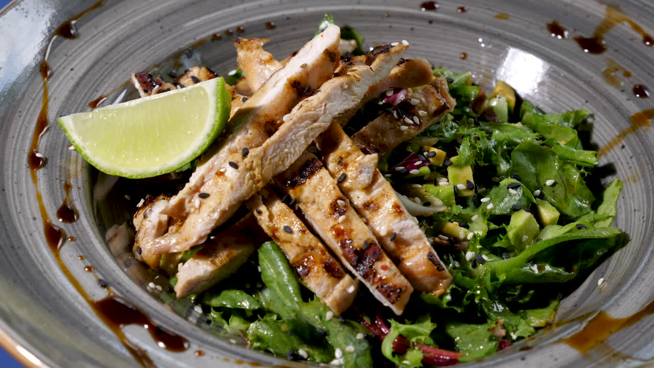 Grillet kyllingsalat med lime og sesamfrø