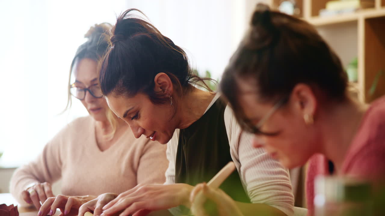 도자기 수업 에 참석 하는 여자 들