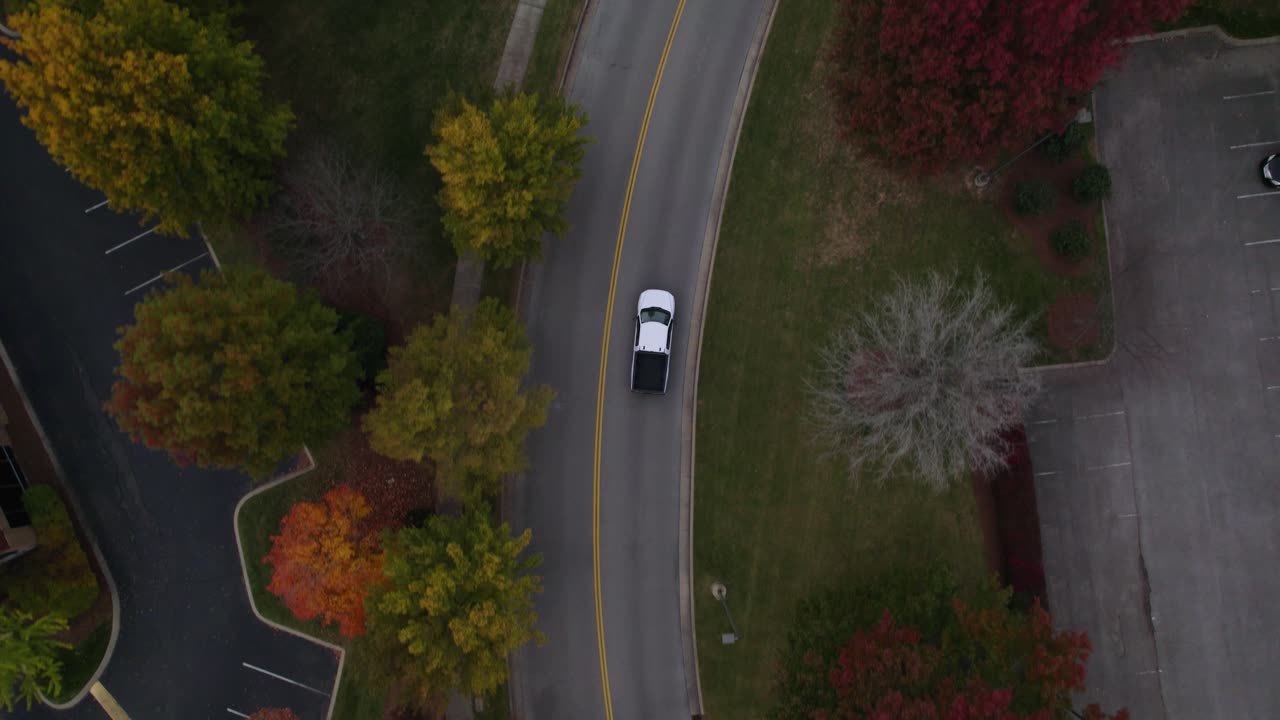Vista dall'alto di un drone di un pick-up che guida su strada.