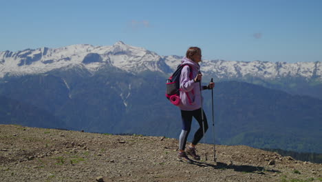 mujer haciendo senderismo en las montañas