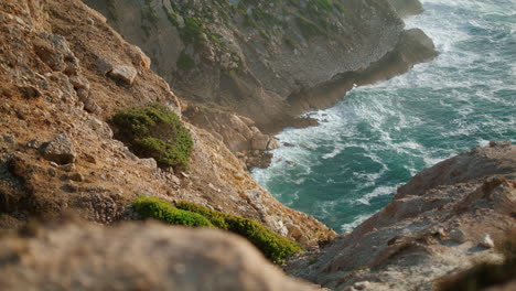 Vista-Aérea-Vertical-De-La-Naturaleza-Del-Acantilado-De-La-Playa-Del-Mar.-Costa-Rocosa-Isla-Océano-Espumoso