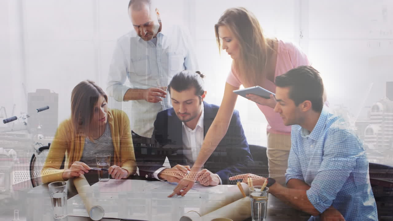 creativos trabajando montaje sobre el paisaje urbano con el tráfico