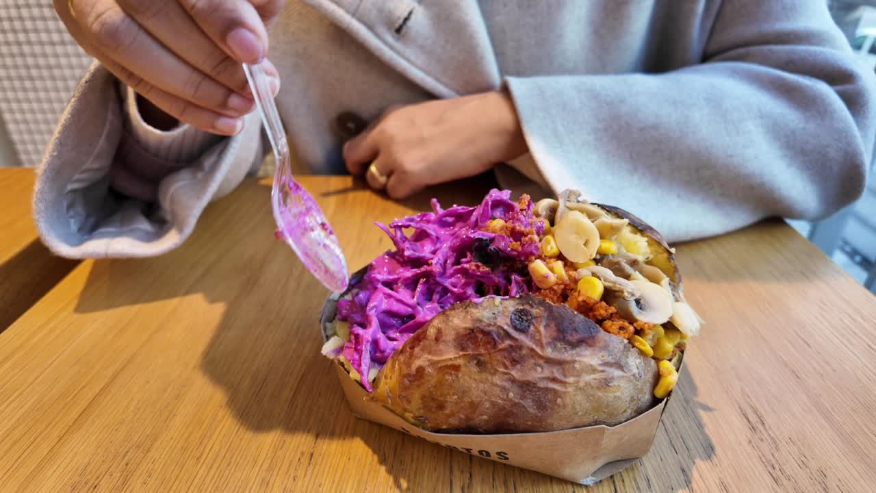 Kumpir: una deliziosa patata al forno turca