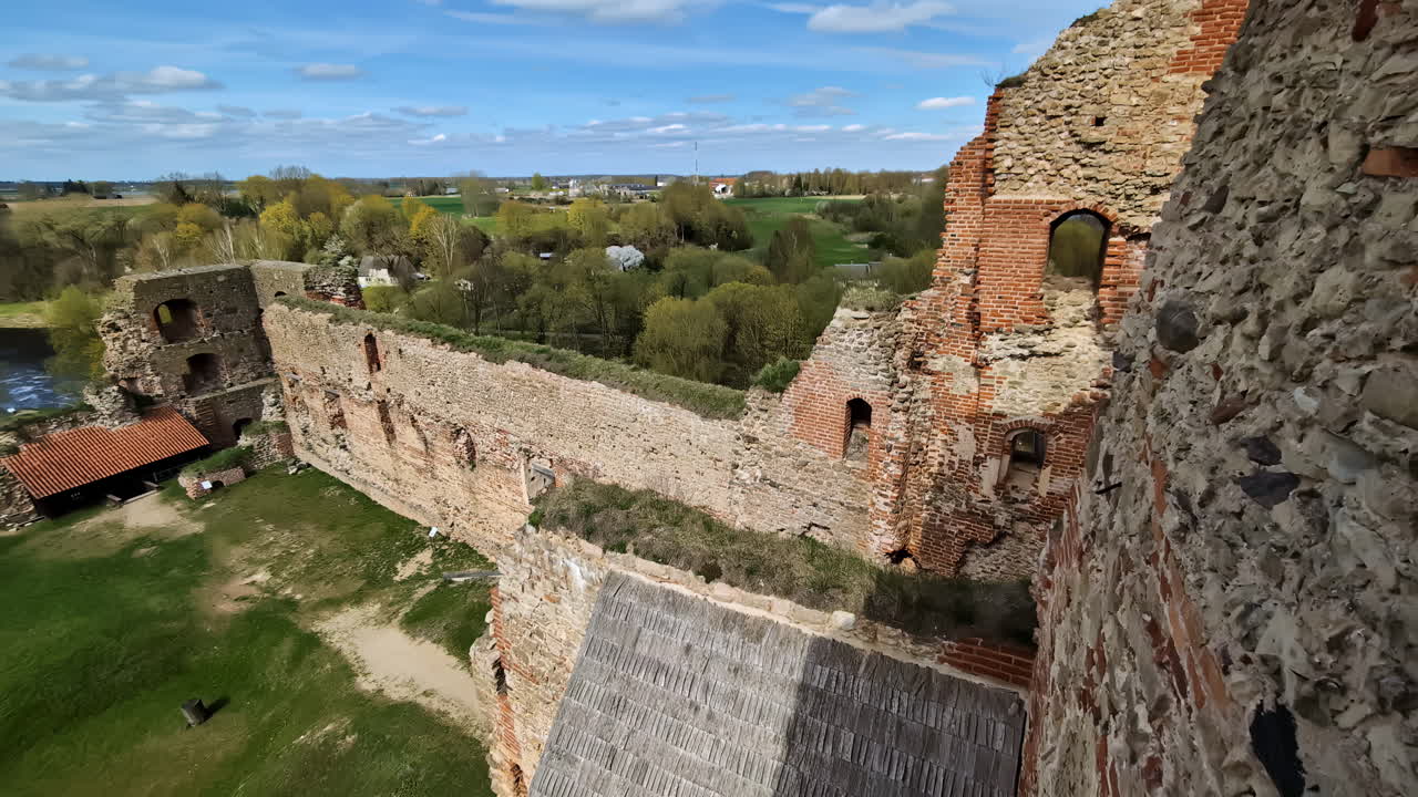 Näkökulma Bauskan linnan museon tornista Latviassa, Bauskas pils muzejs.