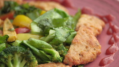 chuletas de pollo en pan con ensalada de verduras