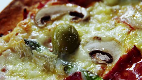 Baked-pizza-with-vegetable-toppings