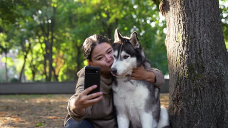 la dueña de la mascota con su perro