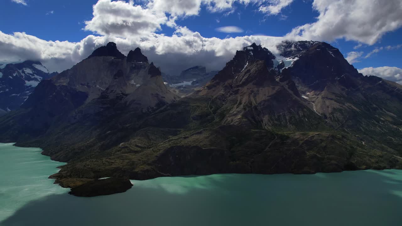 Hyperlapse con drone su acque turchesi al Mirador Cuernos Patagonia