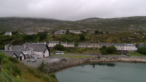 Eine-Aufnahme-Des-Dorfes-Tarbert-Mit-Der-Whiskybrennerei-Im-Vordergrund