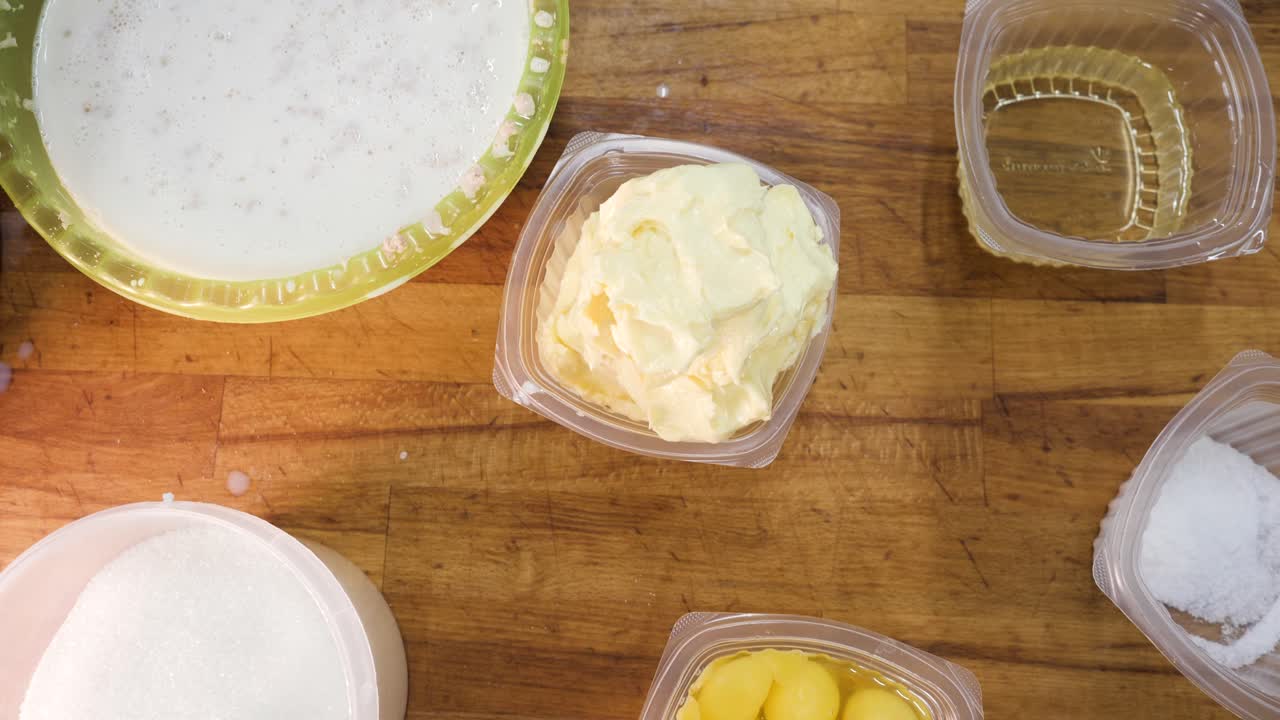 ingredientes para hornear en una mesa de madera