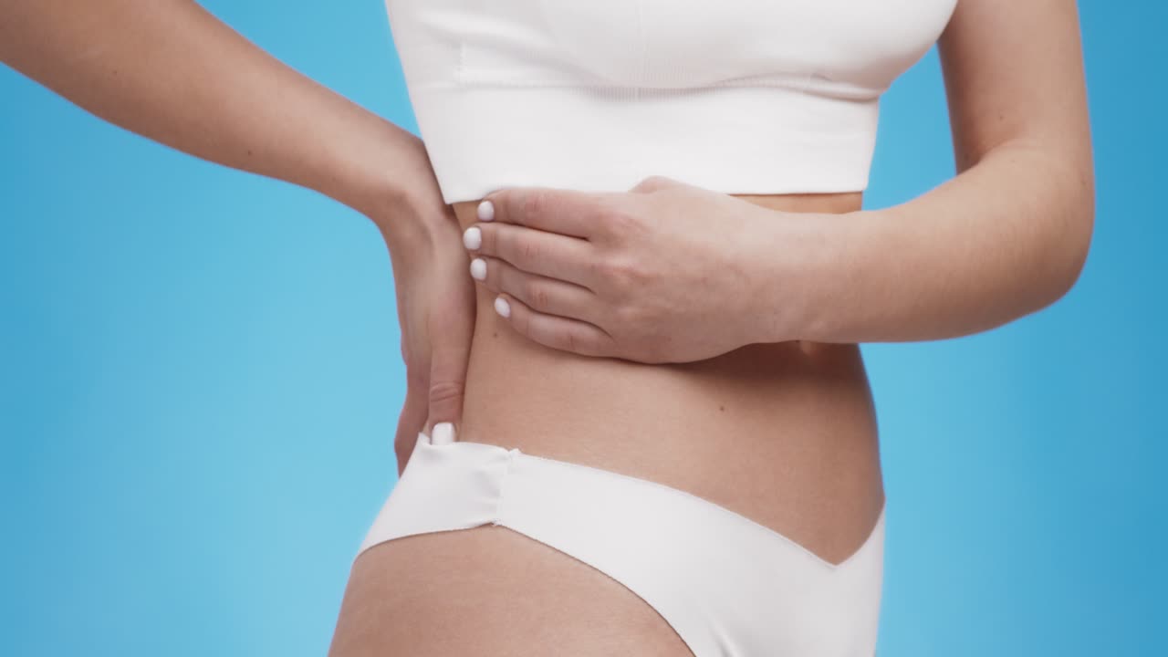 mujer tocando su cintura