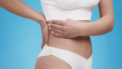 허리를 만지는 여자