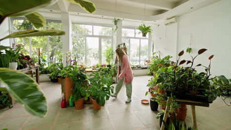 mujer en una tienda de plantas