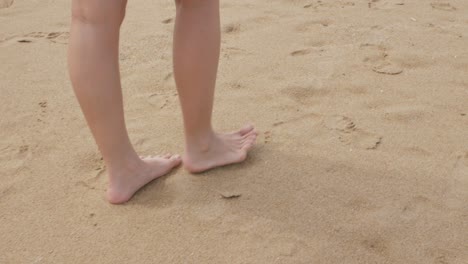 Vista-De-Cerca-Del-Pie-De-Una-Joven-Asiática-Mientras-Camina-Por-La-Playa-Y-Se-Relaja-Mientras-Está-De-Vacaciones