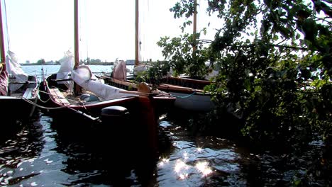 Segeln-Mit-Klassischen-Booten-Auf-Binnengewässern-Friesland-Niederlande