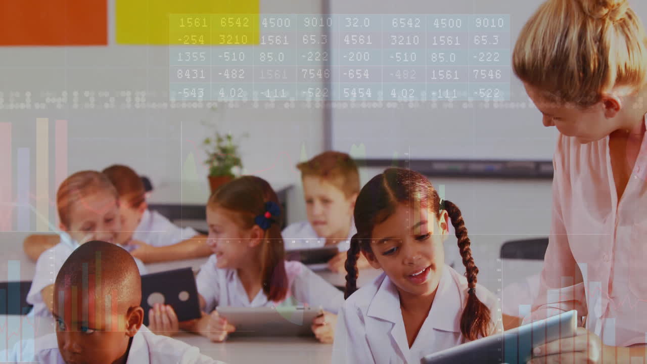 niños que usan tabletas en el aula con animación de procesamiento de datos sobre ellas
