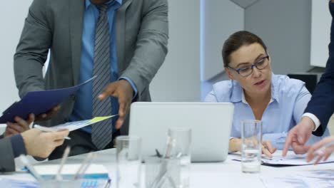 gerente femenina que lleva a cabo una reunión