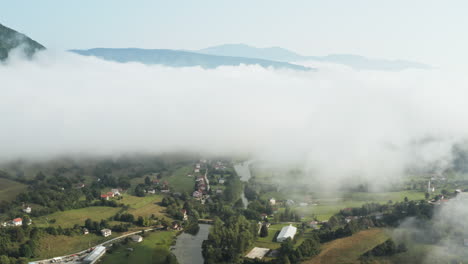Hermoso-Valle-Con-Casas-Bajo-Las-Nubes-Y-La-Montaña-En-Un-Entorno-Tranquilo