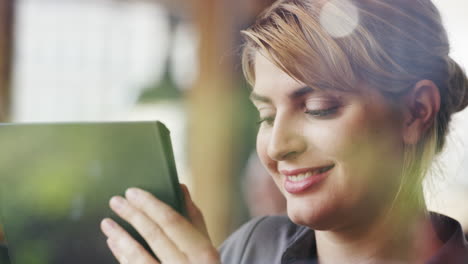 Hermosa-Mujer-Usando-Tableta-Digital-Bebiendo-Café-En-La-Cafetería