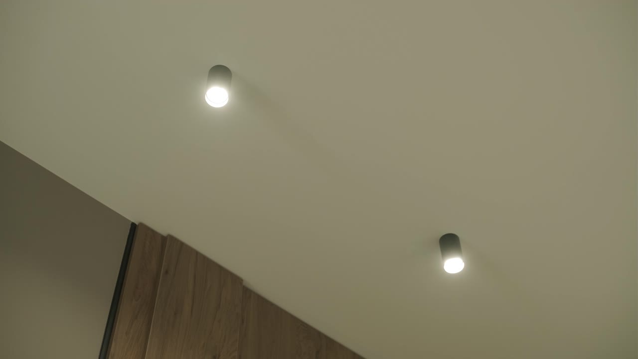 luces de techo modernas en un interior minimalista