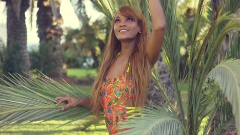 una joven sonriente disfrutando de unas vacaciones tropicales.