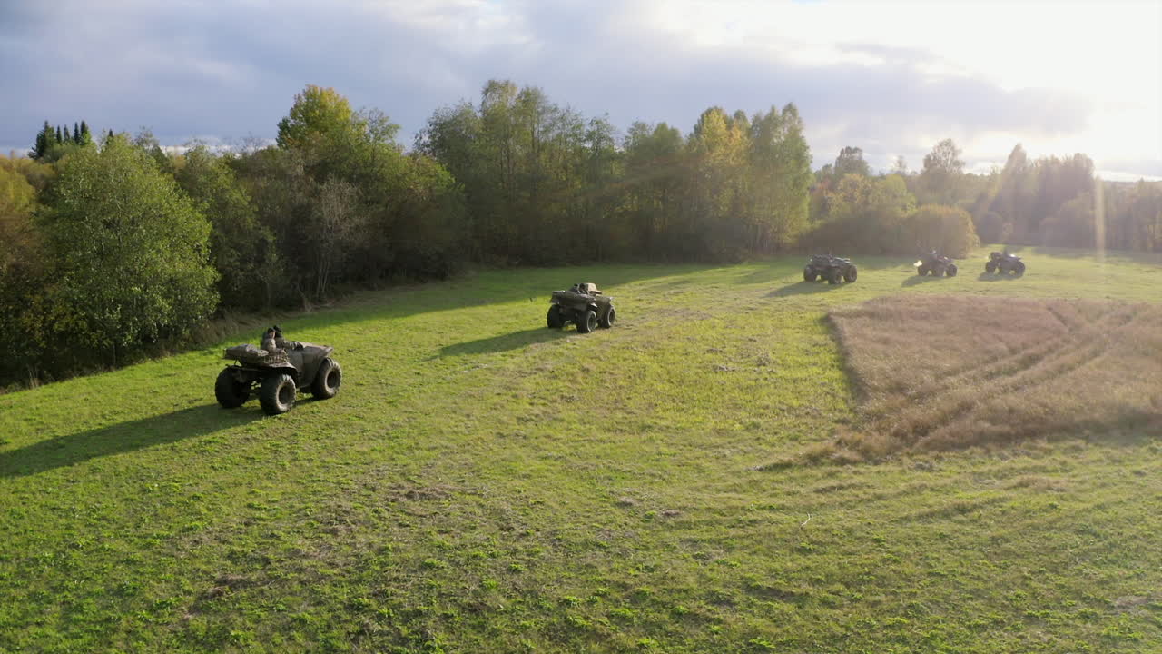 Gruppo di ATV in un campo