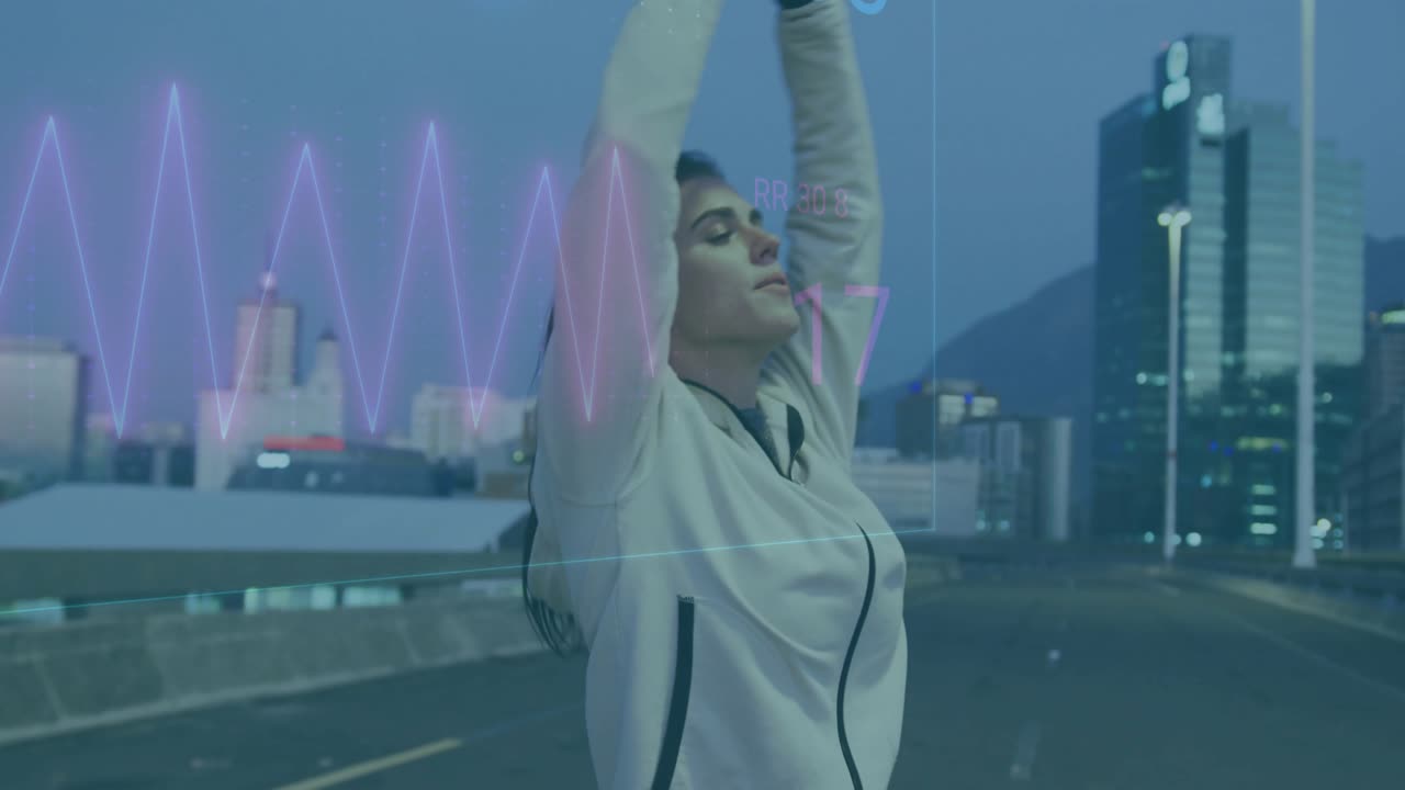 Donna che fa stretching all'aperto, con un'animazione dei dati della frequenza cardiaca in sovrapposizione sullo schermo.