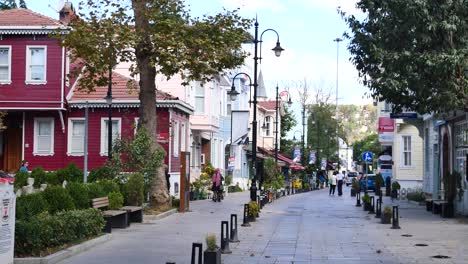 bunte häuser auf einer straße in istanbul, türkei