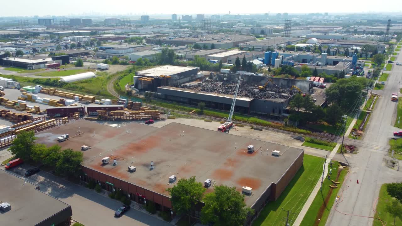 철거 된 공장 의 폐허 에서 일 하는 기계 들