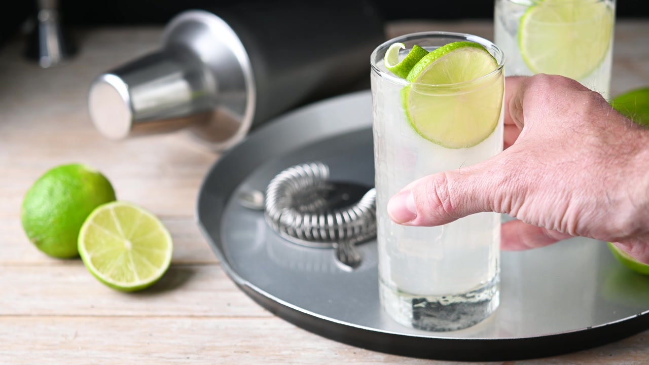 Cocktail con gin e lime.