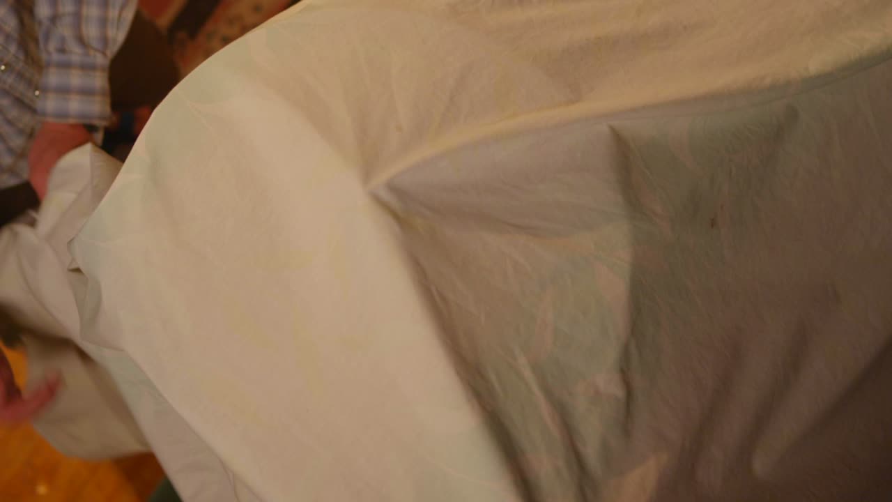 한 남자가 드럼 세트 한 장을 가져갑니다