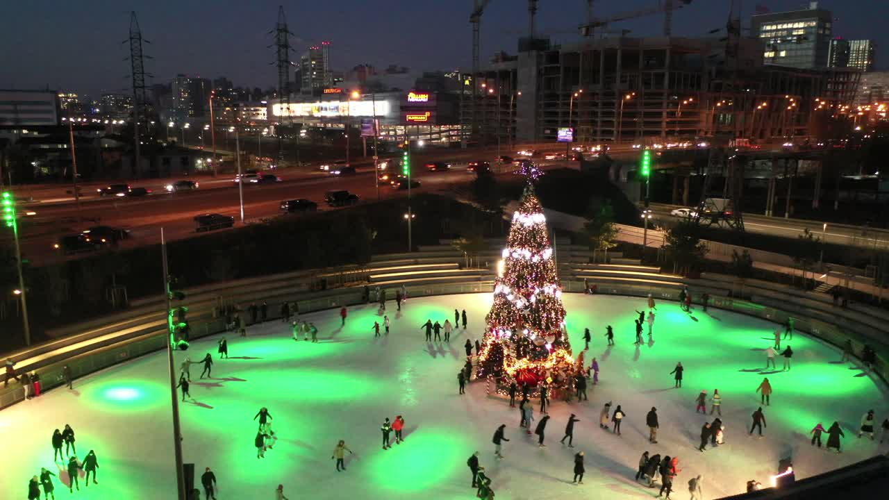 밤에는 크리스마스 트리와 함께 아이스 스케이팅 리크