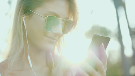 Stylische-Frauen-Mit-Sonnenbrille-Benutzen-Ein-Smartphone-Im-Urlaub-Die-Sonnenstrahlen-Erhellen-Wunderschön-Beautifully