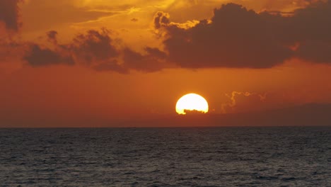 puesta de sol sobre el océano con nubes dramáticas