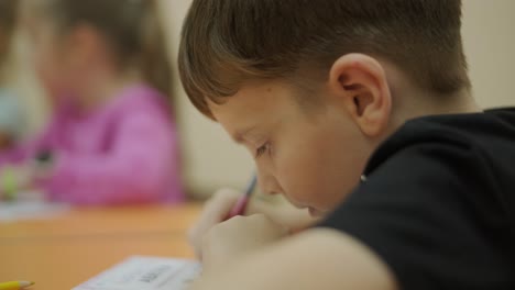 lección de preparación preescolar en el centro de aprendizaje