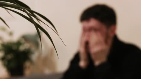 joven anónimo llorando en sus manos con arrepentimiento o devastación