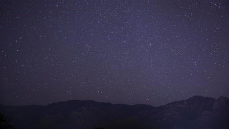 在亞利桑那州塔克森的卡塔利納山脈上空升起的星星 -- 時間延遲