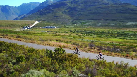 pareja en bicicleta en un paisaje rural