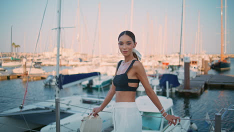 mujer elegante en un puerto deportivo