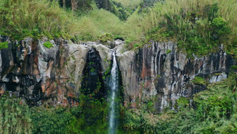 enorme cascada corriendo montaña vista aérea. agua cayendo piedras peligrosas