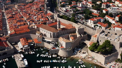 bahía con barcos en la ciudad de dubrovnik, croacia - toma aérea de drones