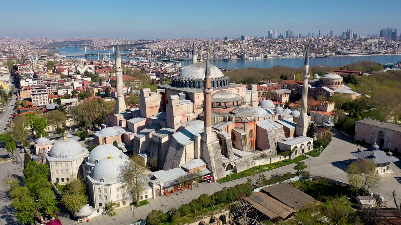 hagia sophia dolly en movimientos de cámara con dron desde estambul en el toque de queda de la pandemia de covid-19