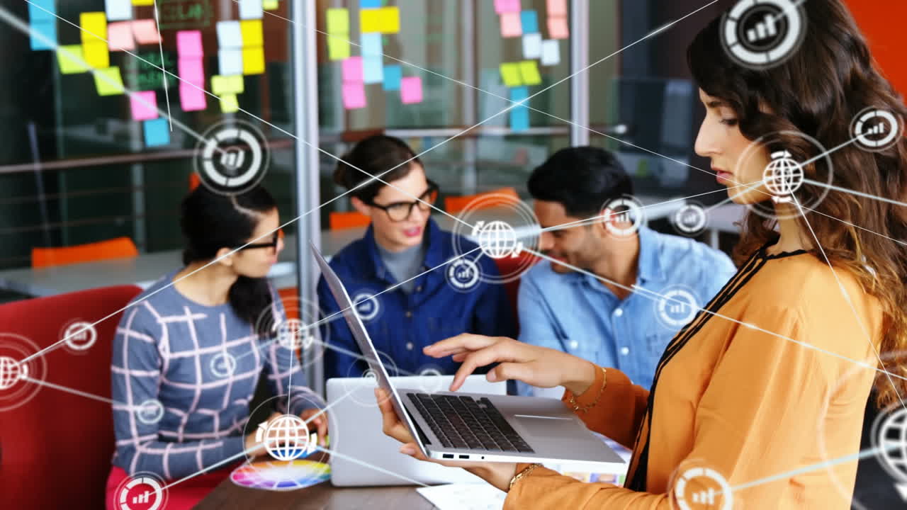 animación de una red de iconos digitales sobre una mujer caucásica usando una computadora portátil en la oficina.